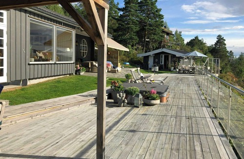 Drobak House | Cabin with sea views and beach access near Drøbak