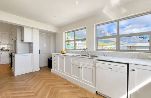Bishopscourt House | Camps Bay Luxury Family Retreat – Lush & Stylish