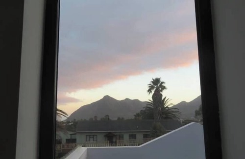 Capri Villa | Cape white villa (Load shedding free)