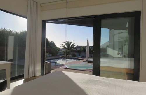 Capri Villa | Cape White Villa - Main suite with jacuzzi