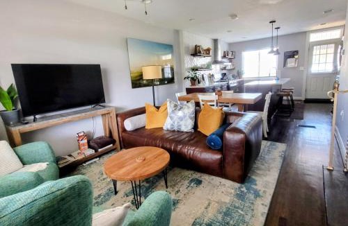 Northeast House | Capitol Hill Adj Home with Free St Parking & Metro Access