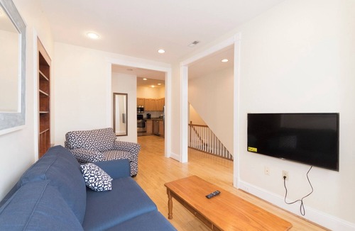 Southeast Apartment | CAPITOL HILL CHARMER: Monument to History & Politics