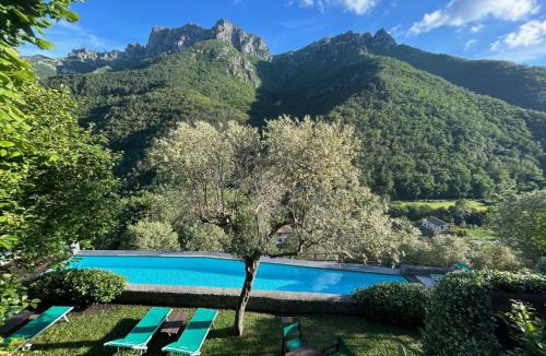 Colletta Apartment | Caprice Flat Sleeps 4 with Garden