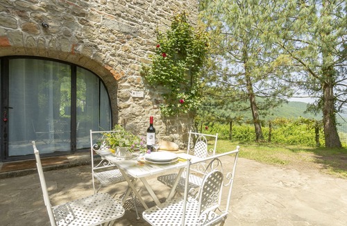 Londa House | Casa Arco: Charming Cottage With Shared Pool And Valley Views near Florence