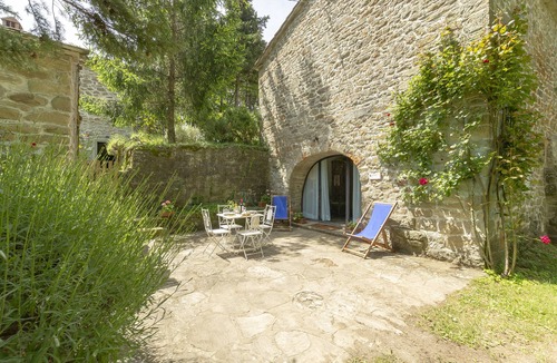 Londa House | Casa Arco: Charming Cottage With Shared Pool And Valley Views near Florence