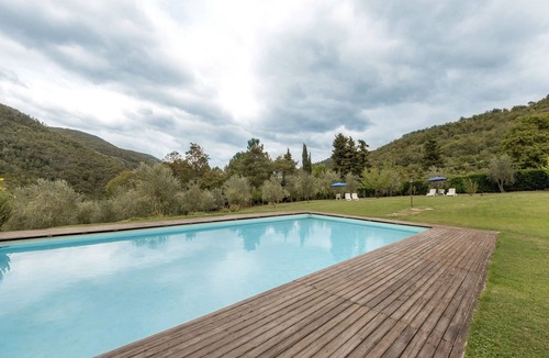 Londa House | Casa Arco: Charming Cottage With Shared Pool And Valley Views near Florence