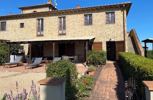 Volterra Apartment | Casa Bel Sogno: stunning views of Volterra and the Tuscan hills (4 people)