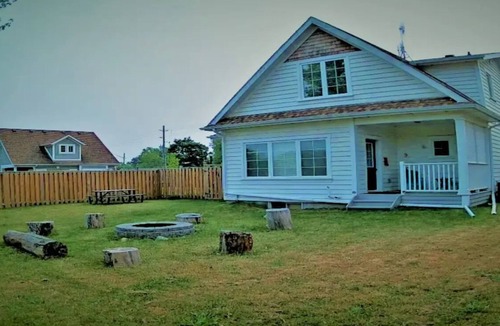 Crystal Beach House | Casa Blanca Cottage - 7 Minute walk to Crystal Beach
