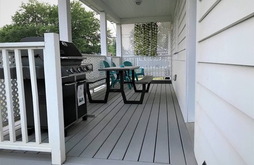 Crystal Beach House | Casa Blanca Cottage - 7 Minute walk to Crystal Beach