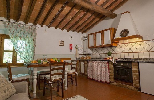 Peccioli House | Casa Canarino A: A graceful apartment surrounded by meadows and by green hills.