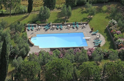 Peccioli House | Casa Canarino A: A graceful apartment surrounded by meadows and by green hills.