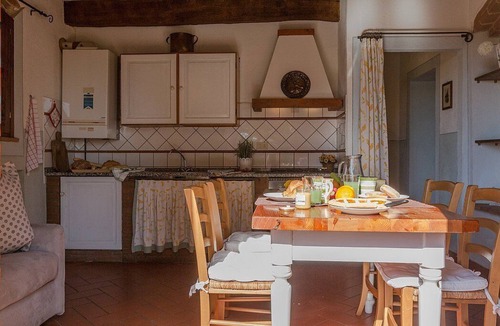 Peccioli House | Casa Canarino D: A characteristic apartment surrounded by meadows and by green hills.