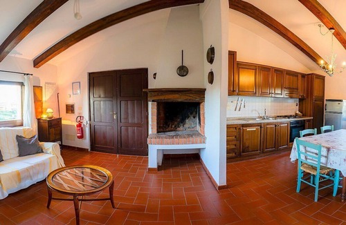 Castelfiorentino House | Casa Cassiodoro C: A welcoming apartment surrounded by meadows and by green hills, with Free WI-FI.