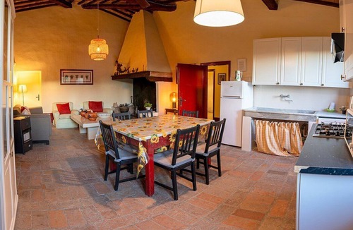 Castelfiorentino House | Casa Cassiodoro A: A characteristic age-old farm house surrounded by vineyards and olive groves, with Free WI-FI.