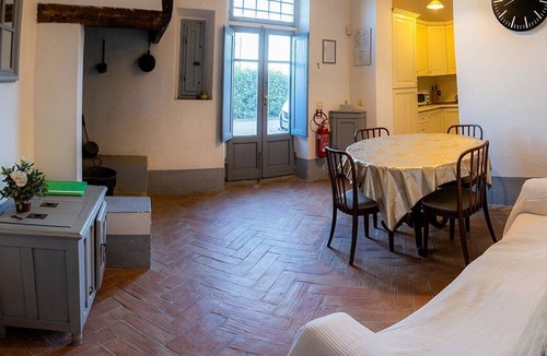 Castelfiorentino House | Casa Cassiodoro F: A graceful apartment surrounded by vineyards and olive groves, with Free WI-FI.