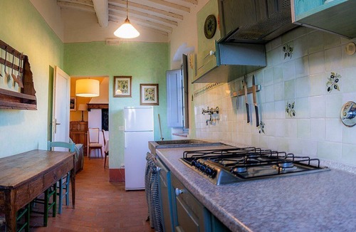 Castelfiorentino House | Casa Cassiodoro I: A welcoming apartment surrounded by the greenery, with Free WI-FI.