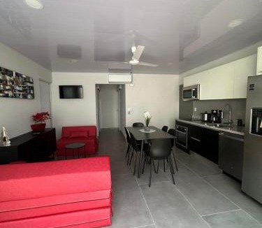 Punta Leona Apartment | CASA MARIPOSA Punta Leona a 500 metros de la playa Alquiler de la casa entera o dos apartamentos abajo con cocina y jacuzzi o 2 cuartos con baños privados en la planta alta Para 1 a 22 personas Full equipada