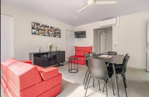 Punta Leona Apartment | CASA MARIPOSA Punta Leona a 500 metros de la playa Alquiler de la casa entera o dos apartamentos abajo con cocina y jacuzzi o 2 cuartos con baños privados en la planta alta Para 1 a 22 personas Full equipada