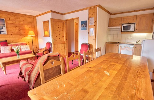 Notre-Dame-de-Bellecombe Apartment | Central comfy apartment for 10, pets allowed, parking