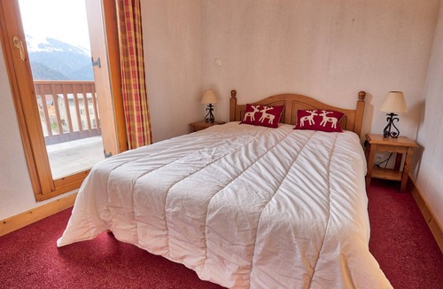 Notre-Dame-de-Bellecombe Apartment | Central comfy apartment for 10, pets allowed, parking