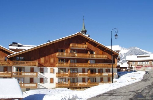 Notre-Dame-de-Bellecombe Apartment | Central comfy apartment for 10, pets allowed, parking
