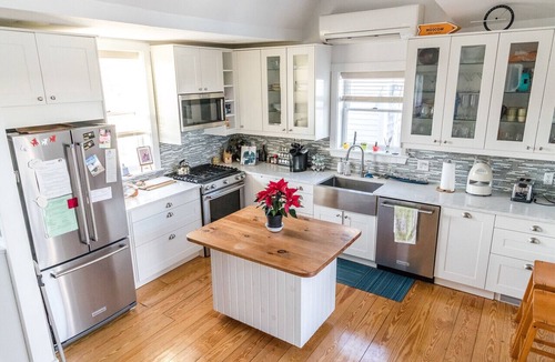 Commercial Street Condo | Central Commercial St Condo w/Water Views + Direct Parking