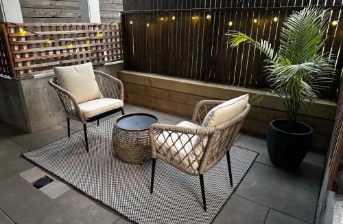 Lower Lonsdale Apartment | Central Moodyville Retreat
