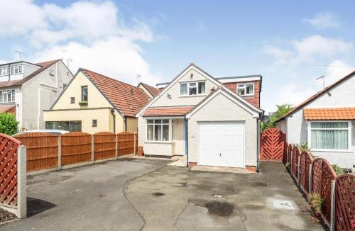 Shottery House | Central to town, 4 bedrooms, sleeps 8, parking for 4 plus cars