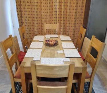 Shottery House | Central to town, 4 bedrooms, sleeps 8, parking for 4 plus cars