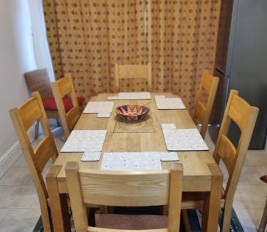 Shottery House | Central to town, 4 bedrooms, sleeps 8, parking for 4 plus cars