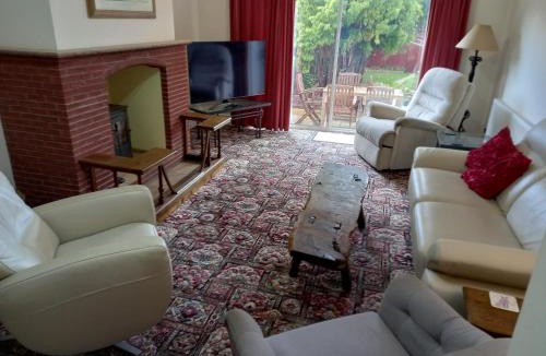 Shottery House | Central to town, 4 bedrooms, sleeps 8, parking for 4 plus cars
