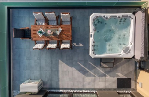 Csarnok negyed Apartment | Centropolitan Penthouse with JACCUZZI- 2 Free PARKING- Self Check-In