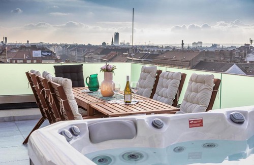 Csarnok negyed Apartment | Centropolitan Penthouse with JACCUZZI- 2 Free PARKING- Self Check-In