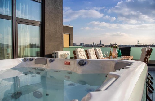 Csarnok negyed Apartment | Centropolitan Penthouse with JACCUZZI- 2 Free PARKING- Self Check-In