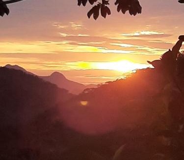 Nova Friburgo Ski Chalet | Chalé Pakere SerraBella Lumiar - natureza exuberante, lareira sauna, piscina e água de nascente - locação do chalé sem prestação de serviços