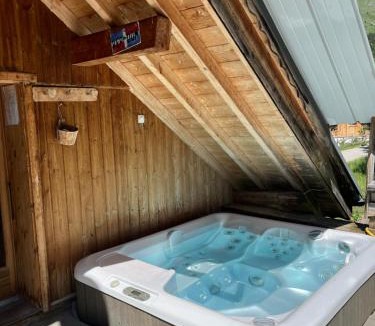 Le Bouchet-Mont-Charvin Ski Chalet | Chalet 1830 au pied du MONT CHARVIN