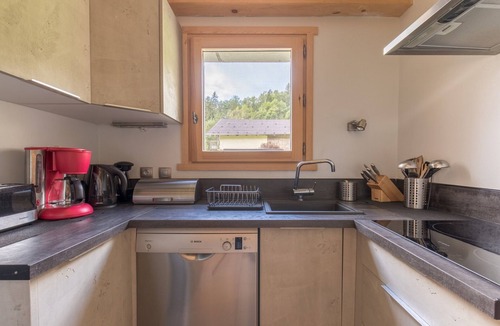 Hauteluce Ski Chalet | Chalet 'Evasion - 6 Personnes' with Mountain View, Private Terrace and Wi-Fi