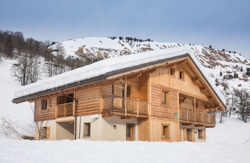 Hauteluce Ski Chalet | Chalet 'Evasion - 6 Personnes' with Mountain View, Private Terrace and Wi-Fi