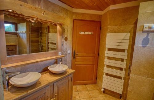 Notre-Dame-de-Bellecombe Ski Chalet | Chalet Le Wapiti, aux pieds des pistes, à 200m du village