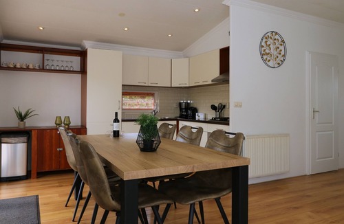 Noord-Scharwoude House | Chalet with 2 bedrooms and a terrace
