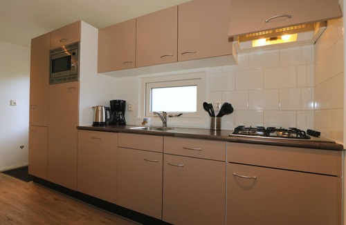 Noord-Scharwoude House | Chalet with 3 bedrooms and a terrace