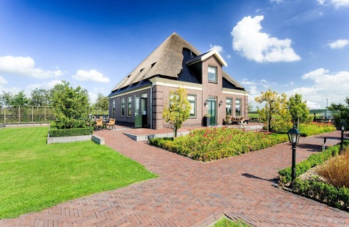 Berkhout Ski Chalet | Chalet with dishwasher not far from Hoorn