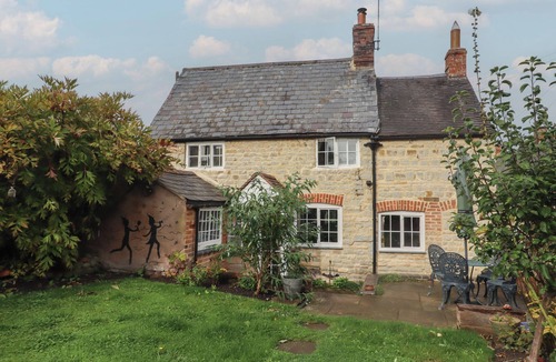 Shipston on Stour Cottage | CHARITY SCHOOL HOUSE, pet friendly, with hot tub in Shipston-On-Stour