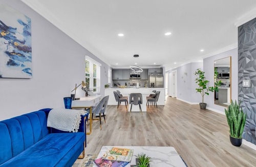 Villa Heights Apartment | Charlotte Spacious 4BR Home