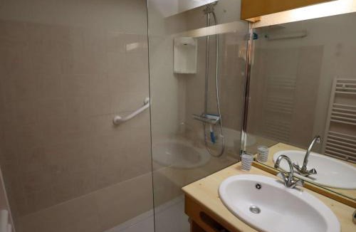 Areches Apartment | Charmant T2 cabine 4 pers, centre-village, proche pistes et commerces, balcon sud, piscine l'été - FR-1-342-145