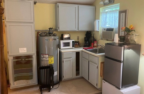 Pilot Mountain Cottage | Charming 1-bedroom cottage with WiFi, AC in quaint Pilot Mountain.