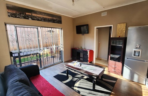 Greater Johannesburg Metropolitan Area House | Charming 1-Bedroom House Rental with Pool in Johannesburg