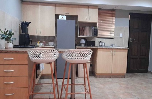Bloemfontein Apartment | Charming 1-bedroom apartment in phenomenal Bloemfontein with AC