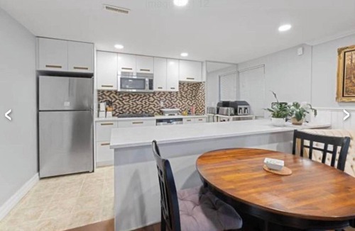 Hollyburn House | Charming 2-bedroom building in lovely West Vancouver with WiFi