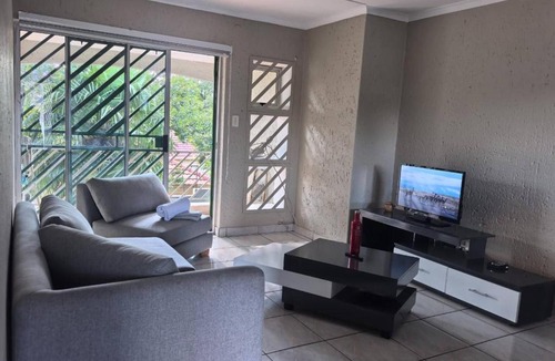 Greater Johannesburg Metropolitan Area Apartment | Charming 2-Bedroom Apartment in Johannesburg South